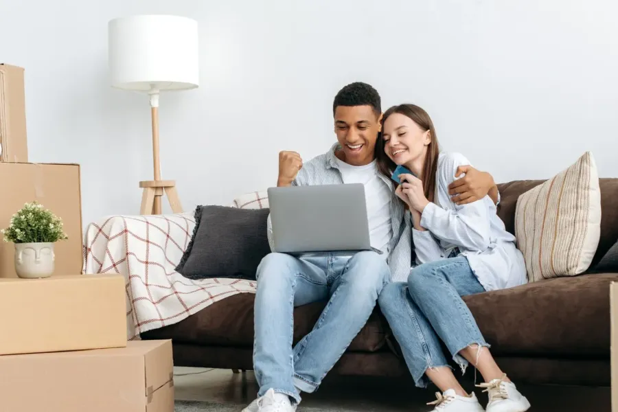Casal computador feliz